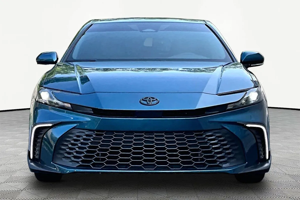 2025 Toyota Camry SE thumbnail 4