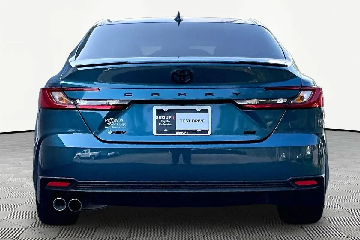 2025 Toyota Camry SE thumbnail 5