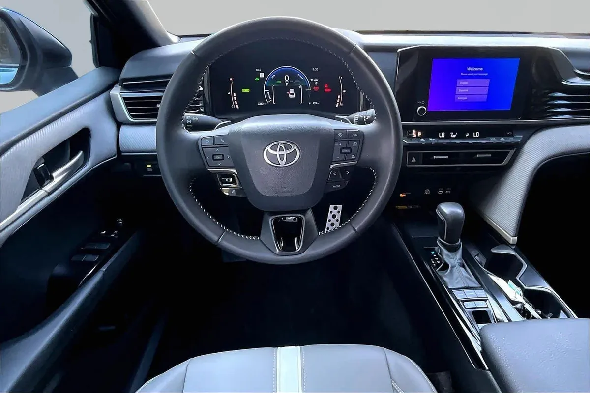 2025 Toyota Camry SE thumbnail 6