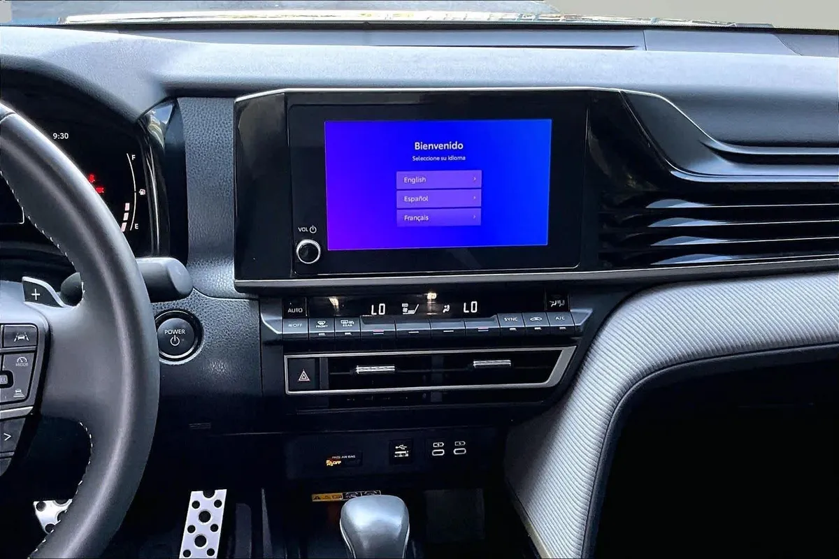 2025 Toyota Camry SE thumbnail 7
