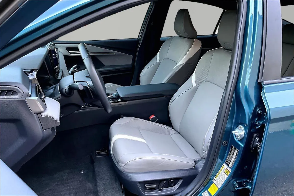 2025 Toyota Camry SE thumbnail 8