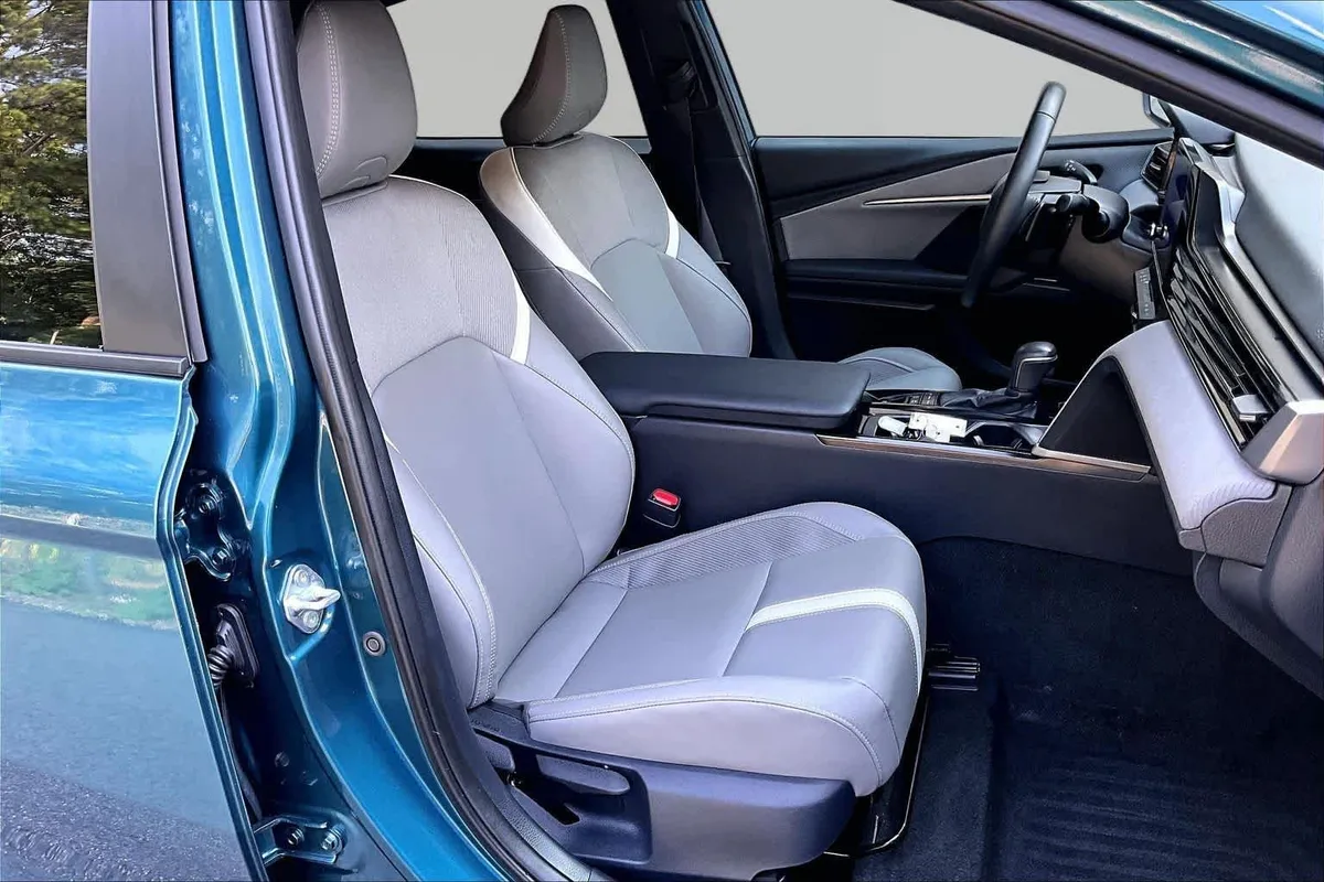 2025 Toyota Camry SE thumbnail 9