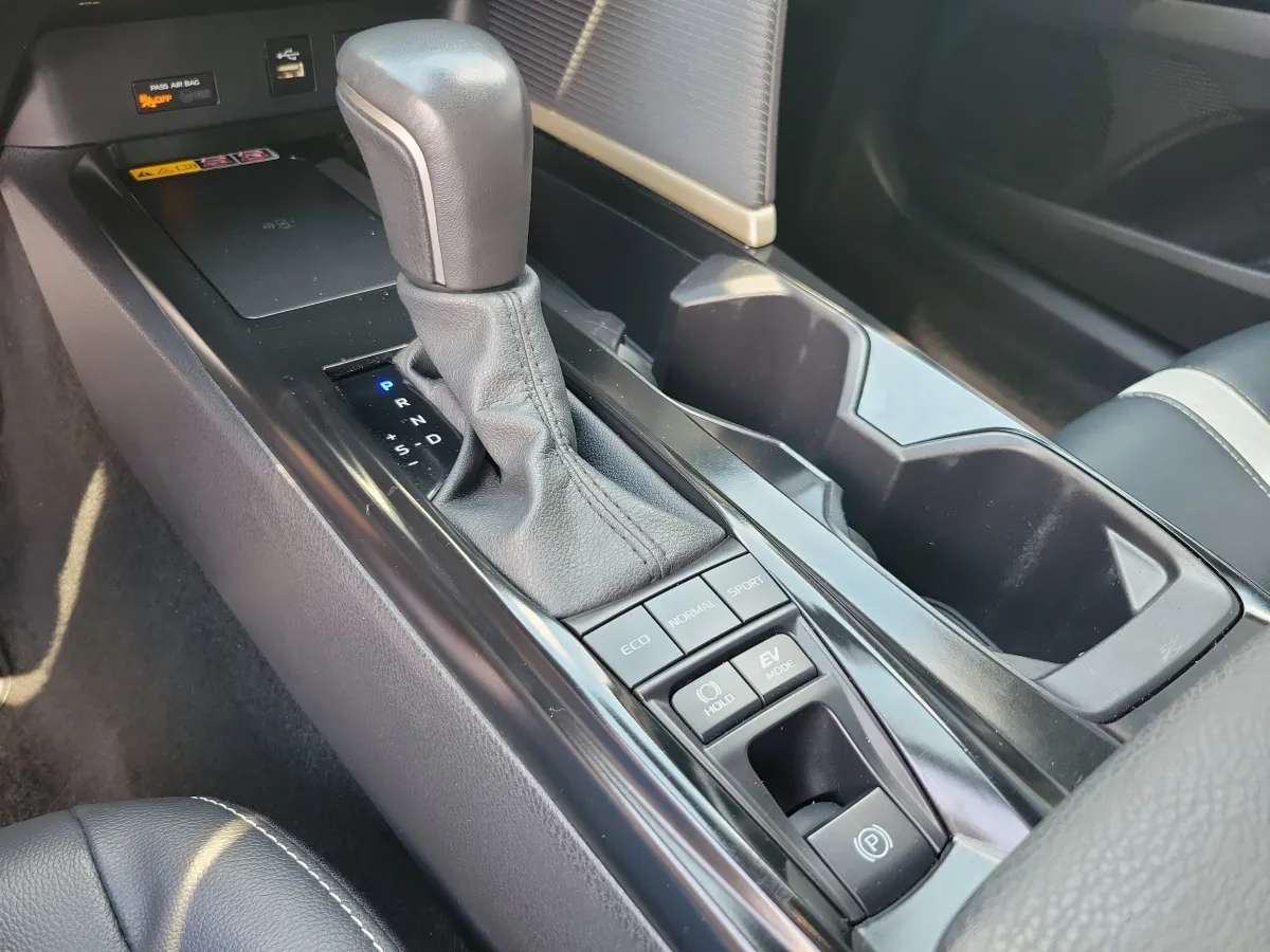2025 Toyota Camry SE thumbnail 11