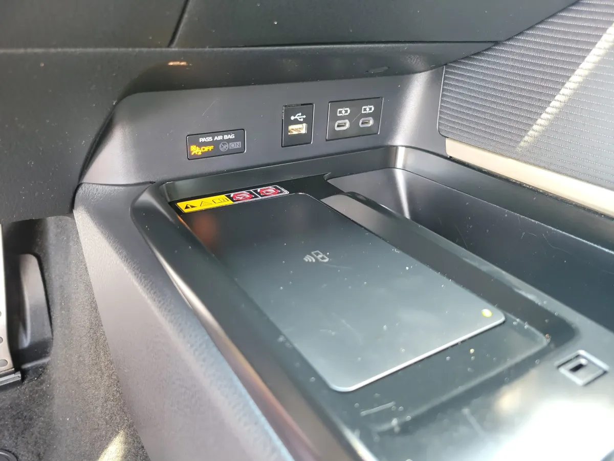 2025 Toyota Camry SE thumbnail 12