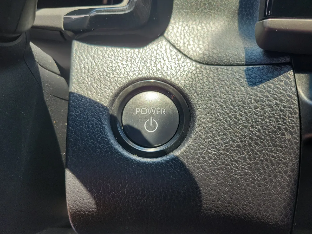 2025 Toyota Camry SE thumbnail 14