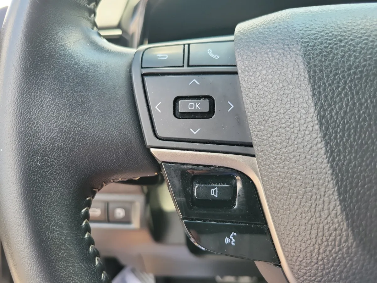 2025 Toyota Camry SE thumbnail 15