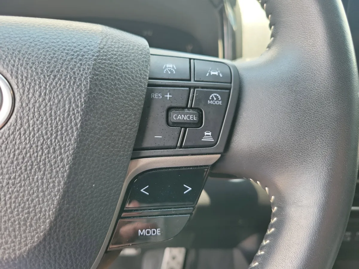 2025 Toyota Camry SE thumbnail 16