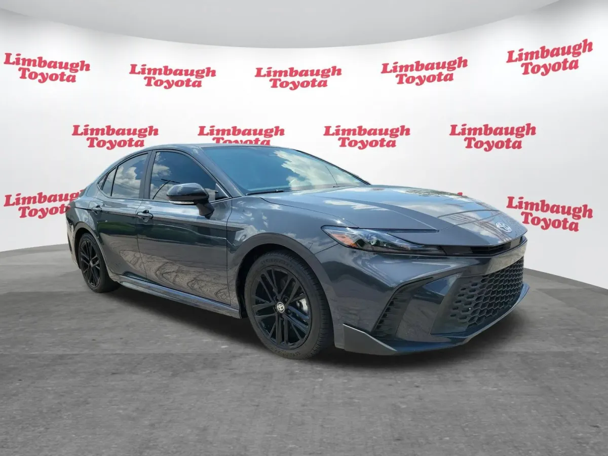 2025 Toyota Camry SE thumbnail 18