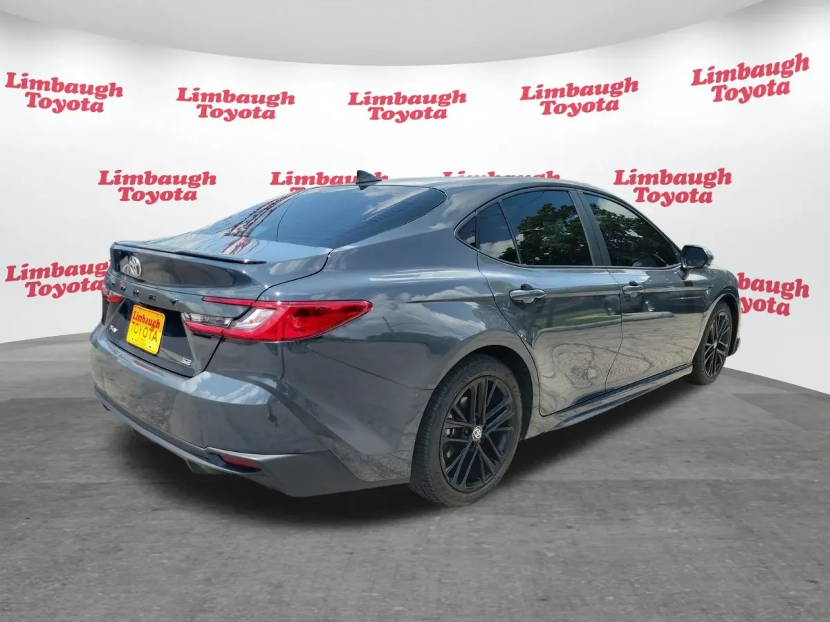 2025 Toyota Camry SE thumbnail 22