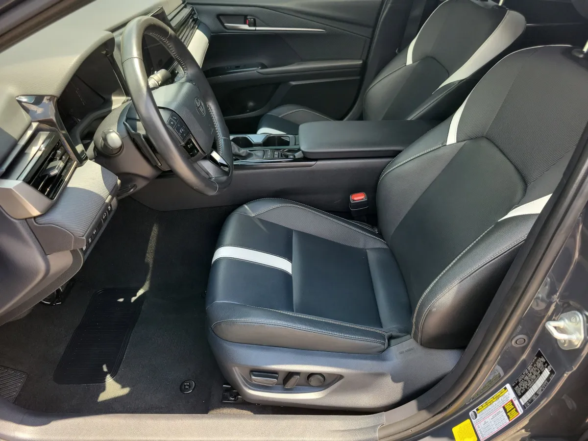 2025 Toyota Camry SE thumbnail 5