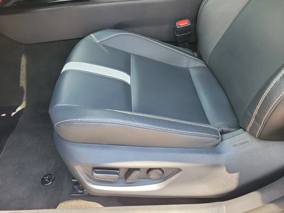 2025 Toyota Camry SE thumbnail 6