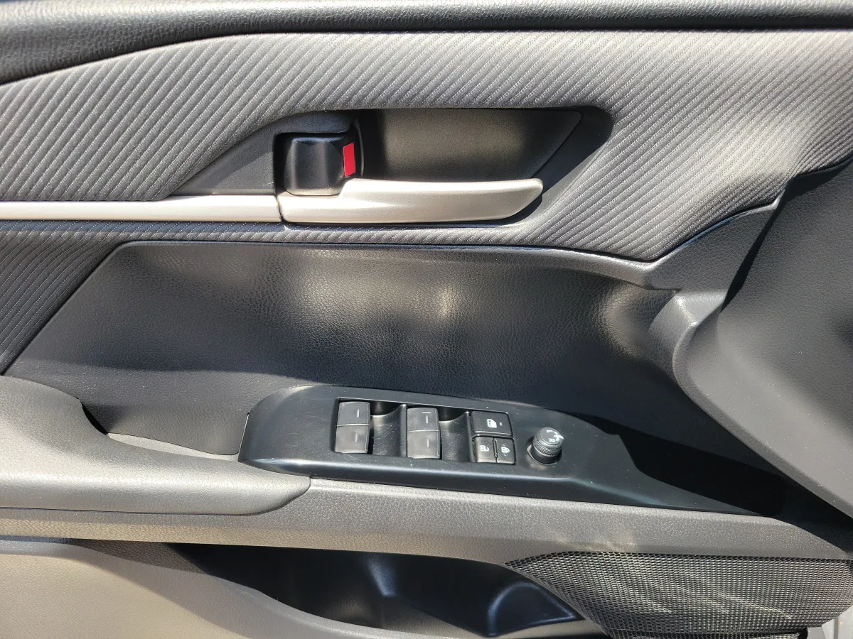 2025 Toyota Camry SE thumbnail 7