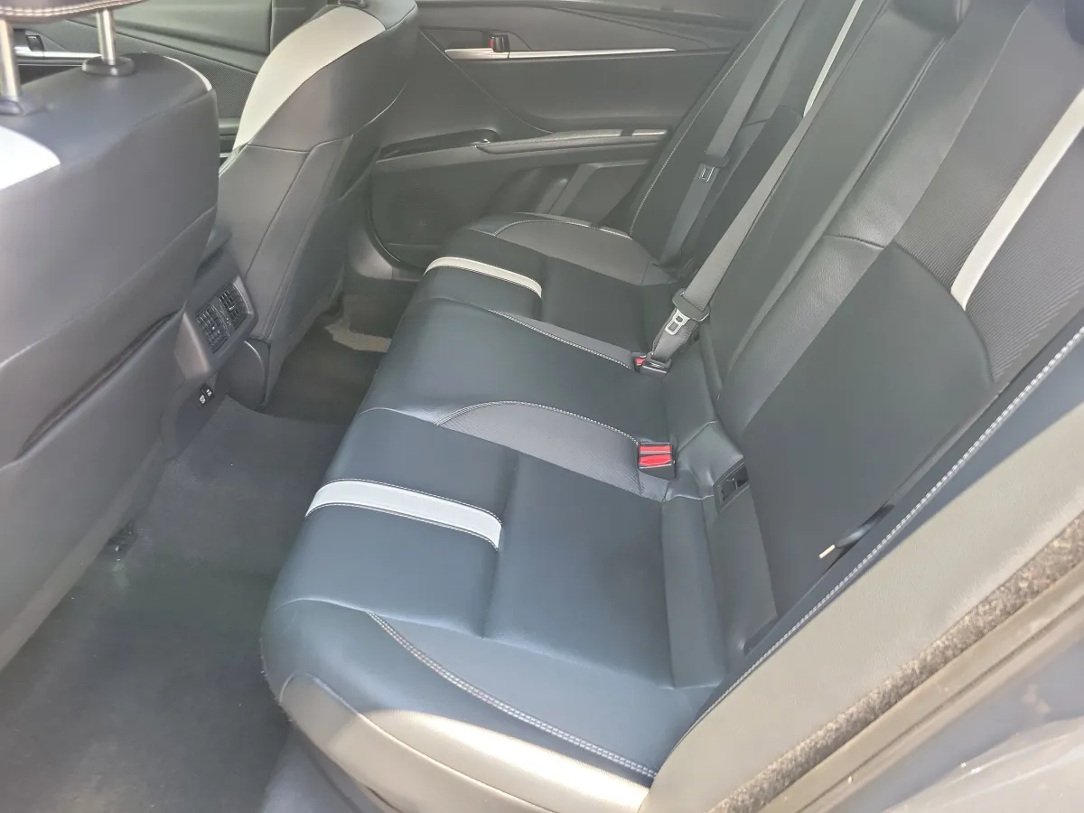 2025 Toyota Camry SE thumbnail 8