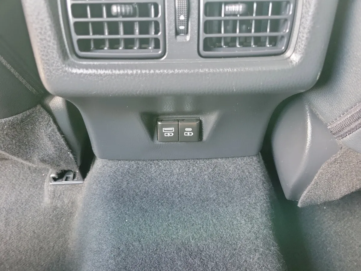 2025 Toyota Camry SE thumbnail 9
