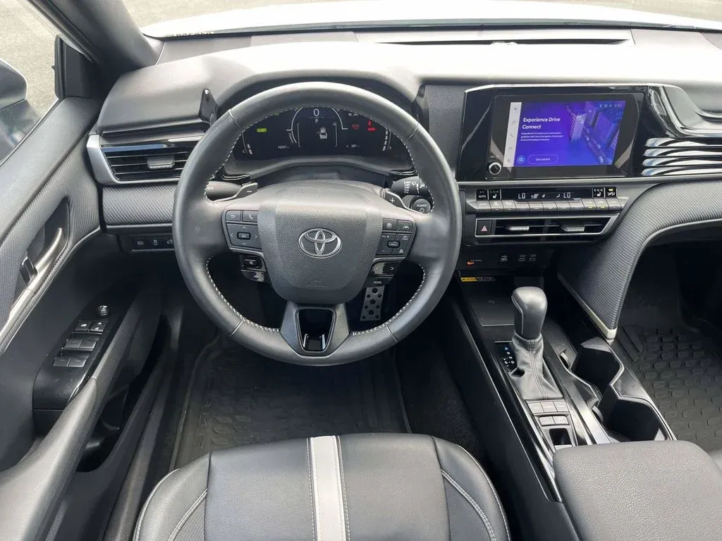 2025 Toyota Camry SE thumbnail 10
