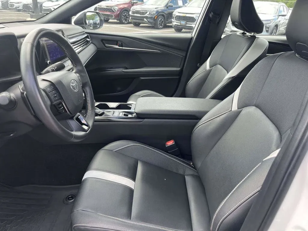 2025 Toyota Camry SE thumbnail 11