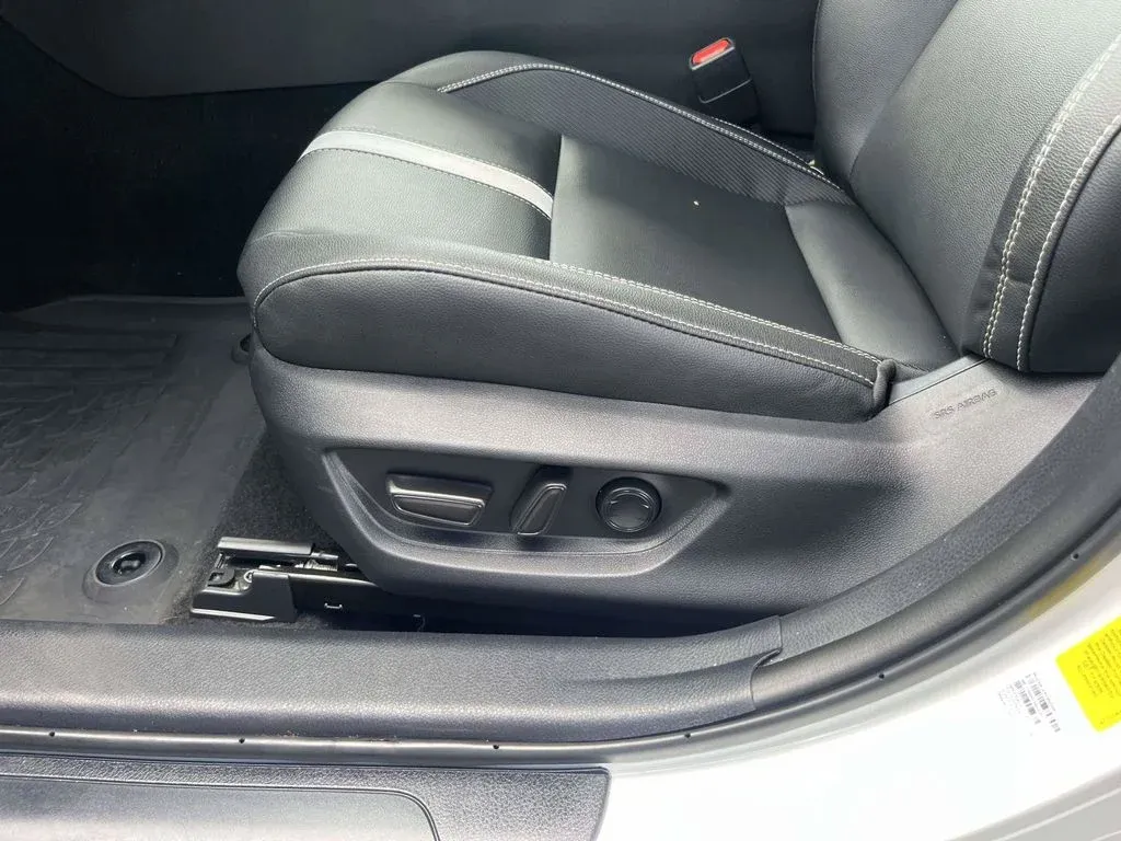 2025 Toyota Camry SE thumbnail 12