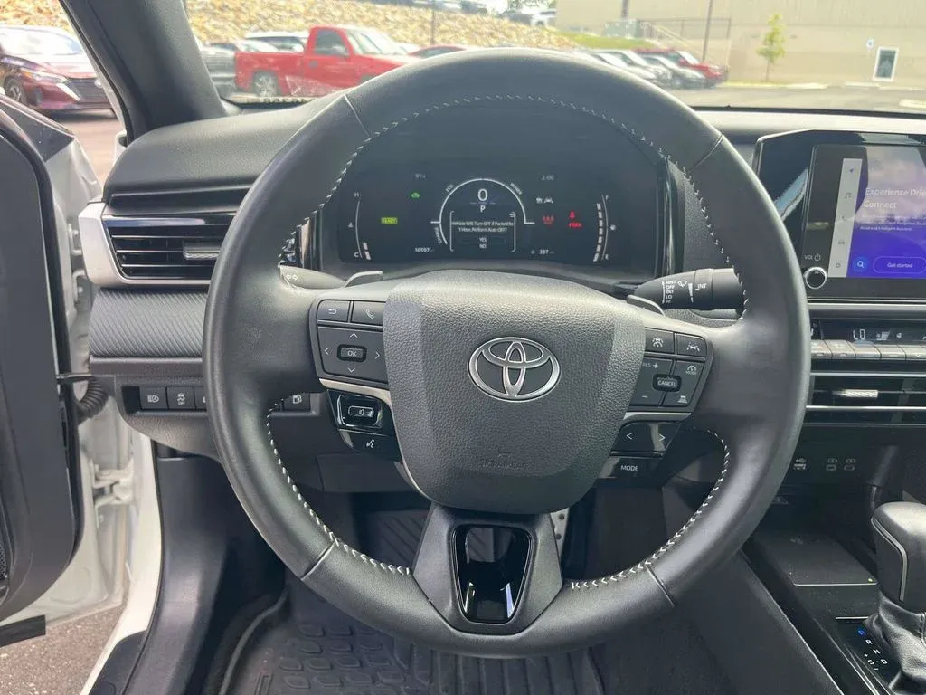 2025 Toyota Camry SE thumbnail 13