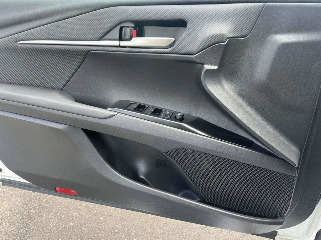 2025 Toyota Camry SE thumbnail 15