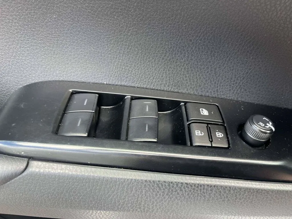 2025 Toyota Camry SE thumbnail 16