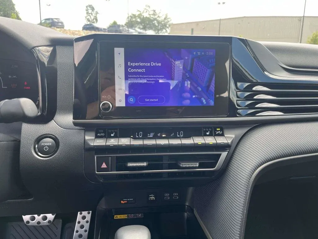 2025 Toyota Camry SE thumbnail 18