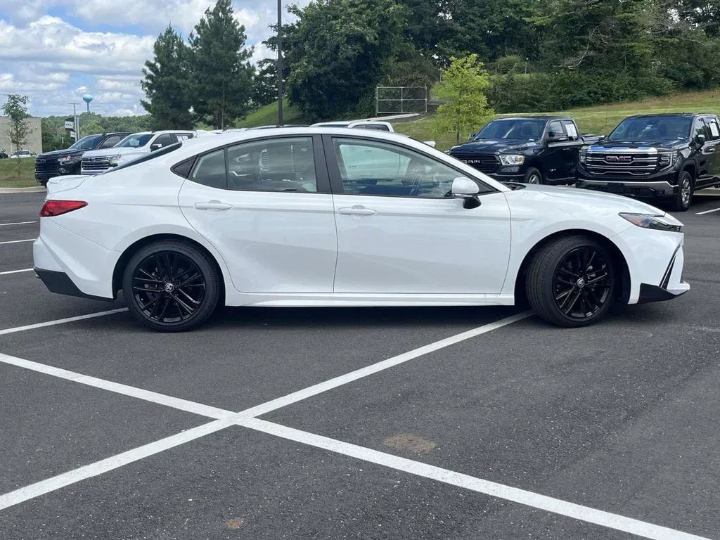 2025 Toyota Camry SE thumbnail 2