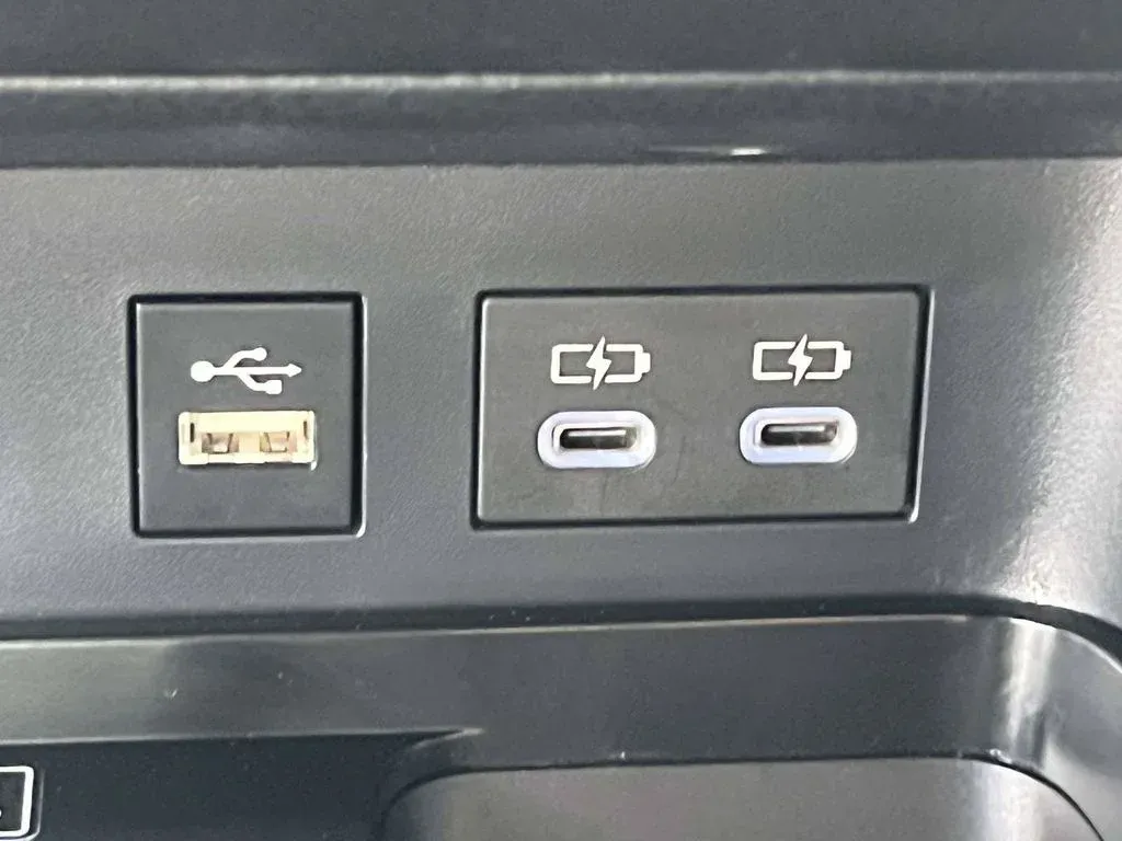 2025 Toyota Camry SE thumbnail 20