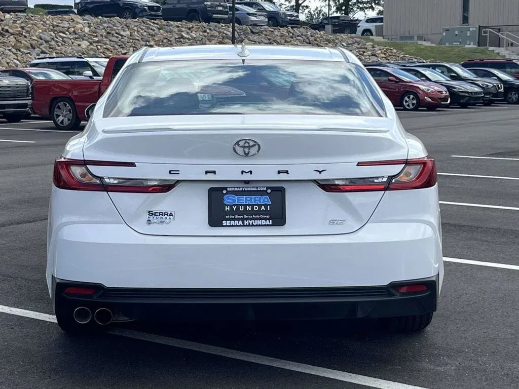 2025 Toyota Camry SE thumbnail 3