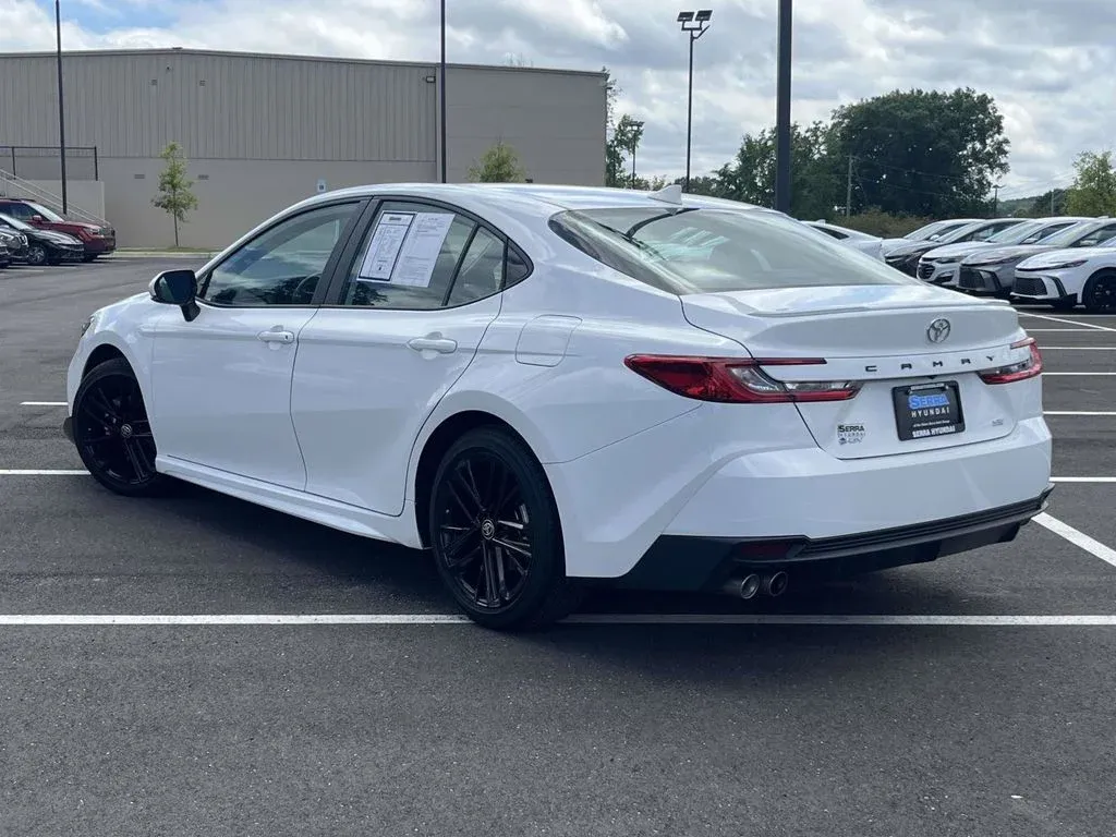 2025 Toyota Camry SE thumbnail 4