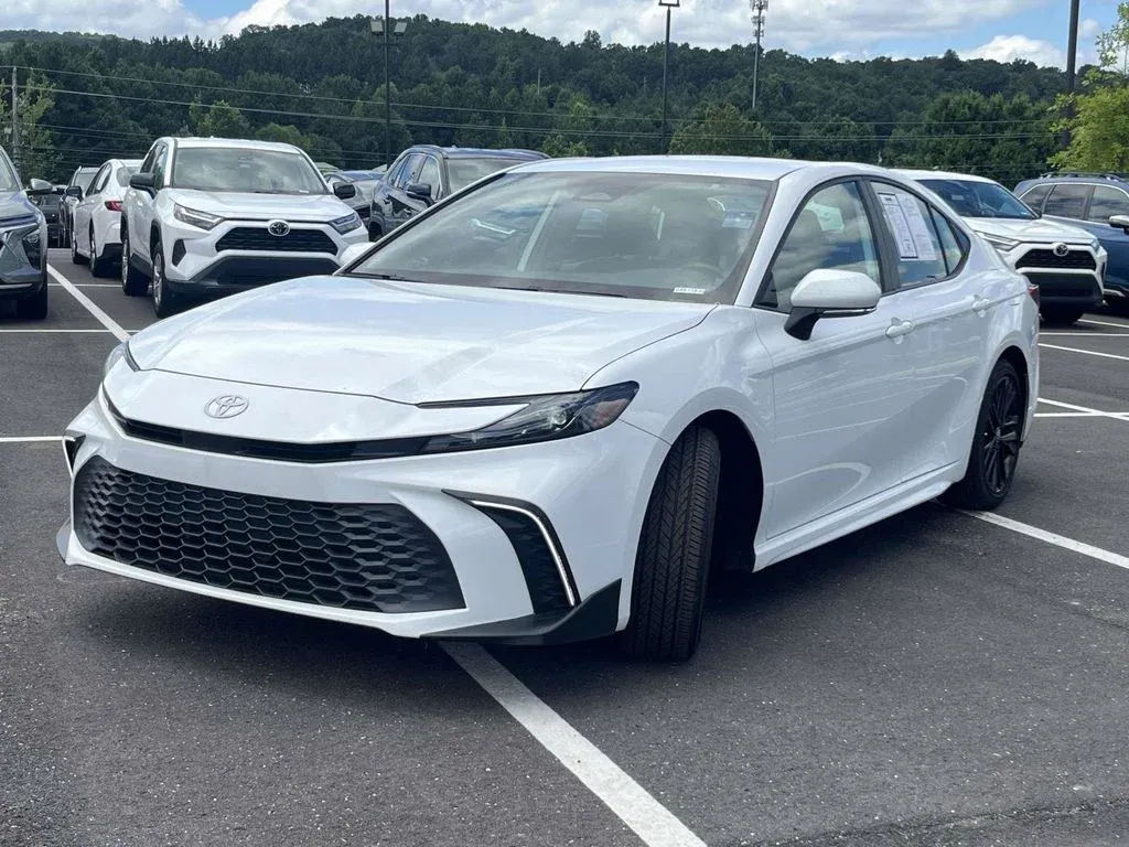 2025 Toyota Camry SE thumbnail 6