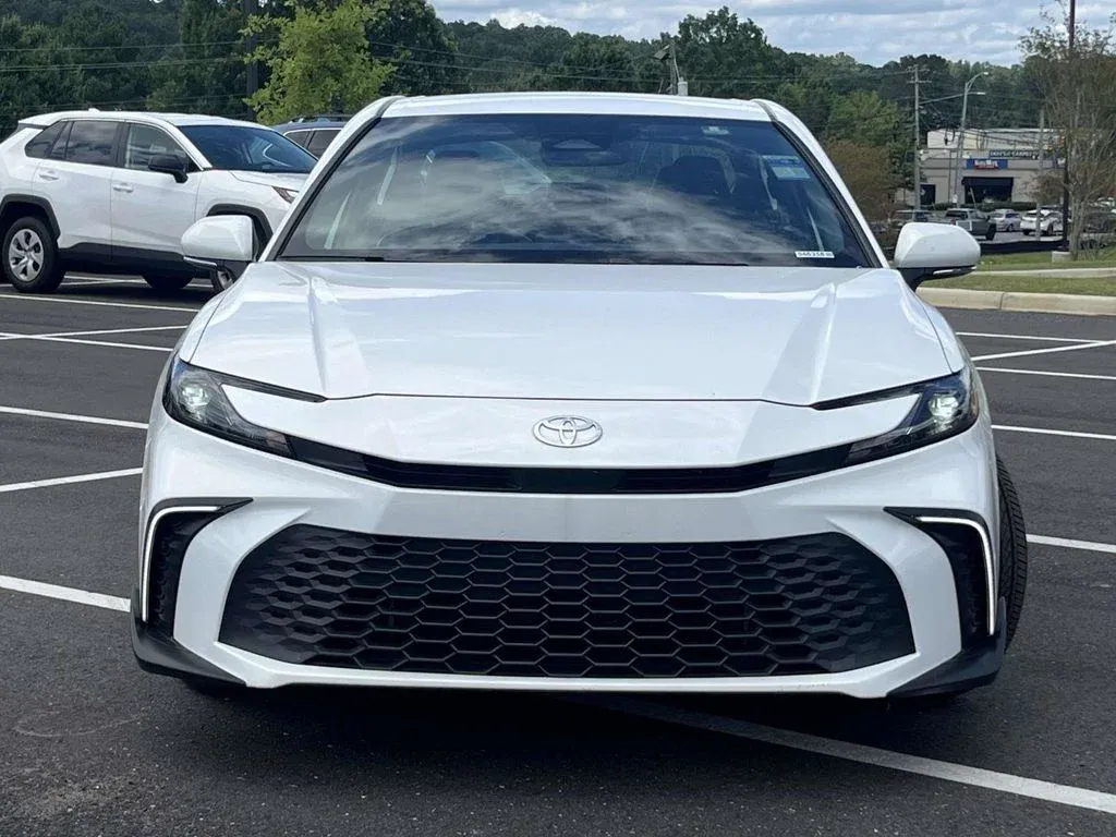 2025 Toyota Camry SE thumbnail 7