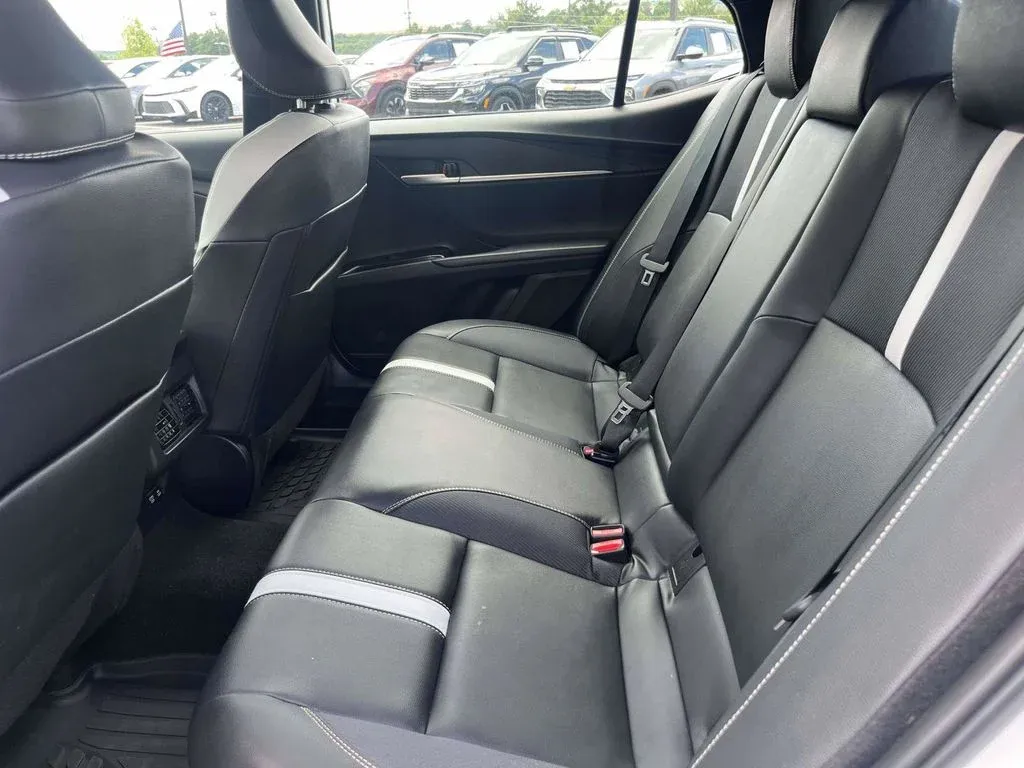 2025 Toyota Camry SE thumbnail 9
