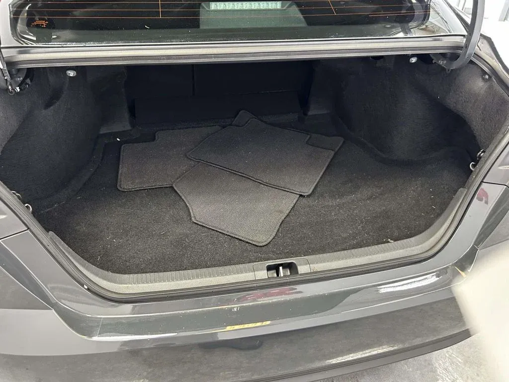 2025 Toyota Camry SE thumbnail 10