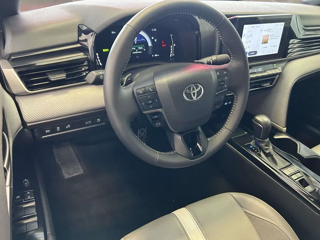 2025 Toyota Camry SE thumbnail 11