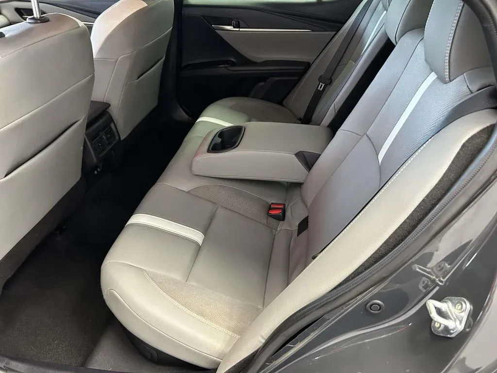 2025 Toyota Camry SE thumbnail 12