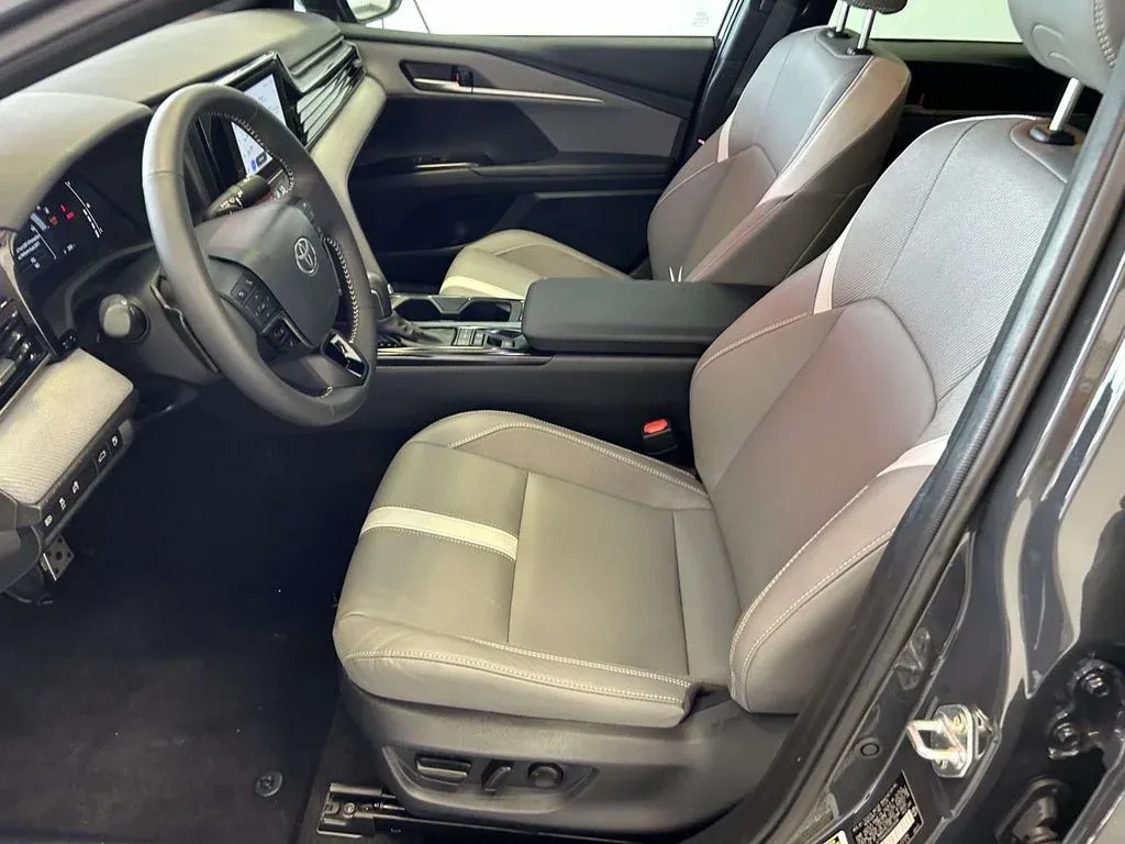 2025 Toyota Camry SE thumbnail 13