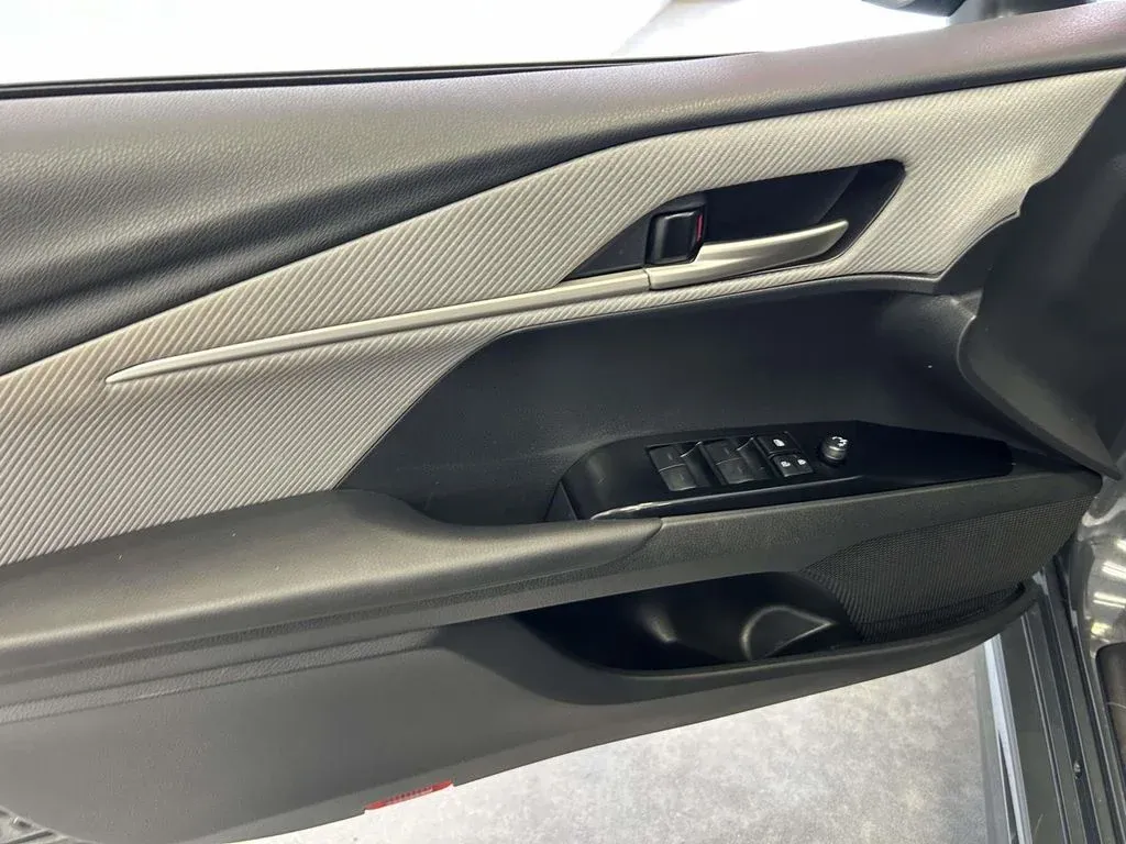 2025 Toyota Camry SE thumbnail 14