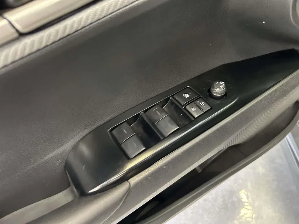 2025 Toyota Camry SE thumbnail 15