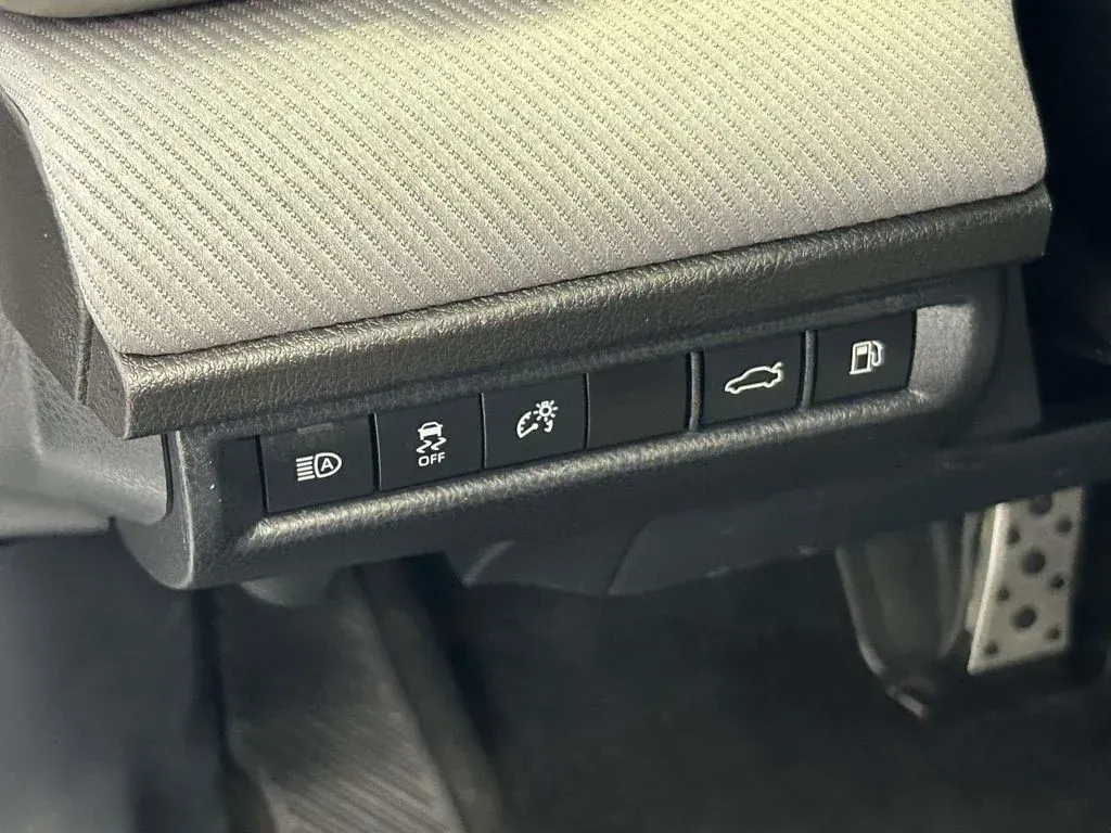 2025 Toyota Camry SE thumbnail 16
