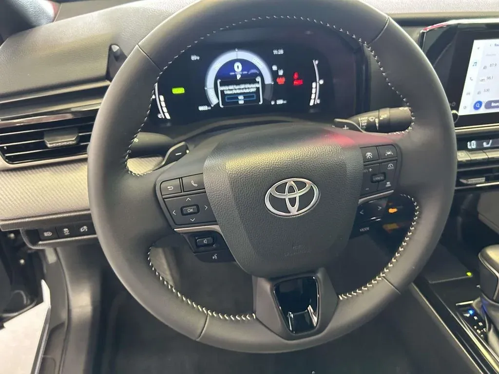 2025 Toyota Camry SE thumbnail 17