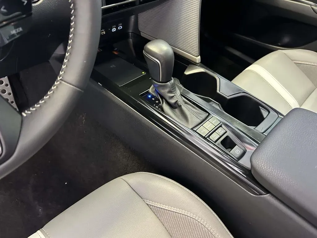 2025 Toyota Camry SE thumbnail 18