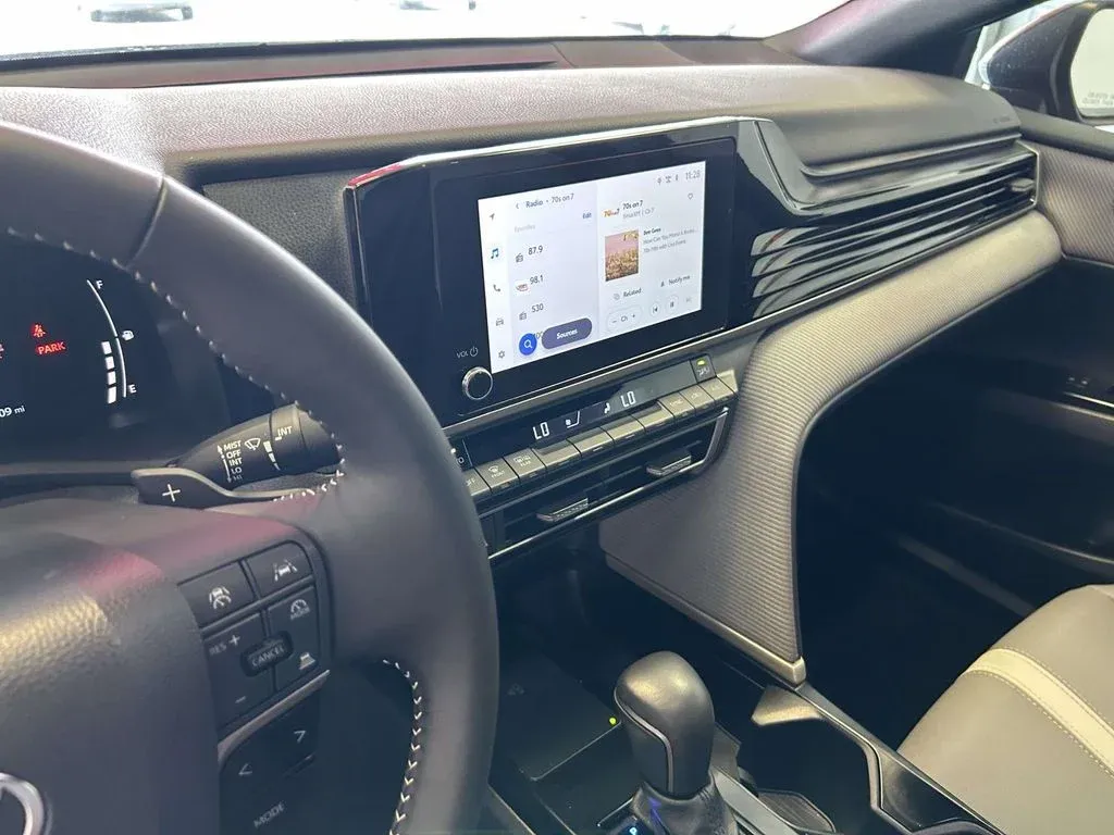 2025 Toyota Camry SE thumbnail 19