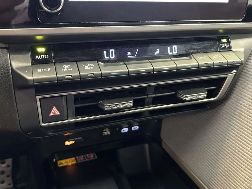 2025 Toyota Camry SE thumbnail 22