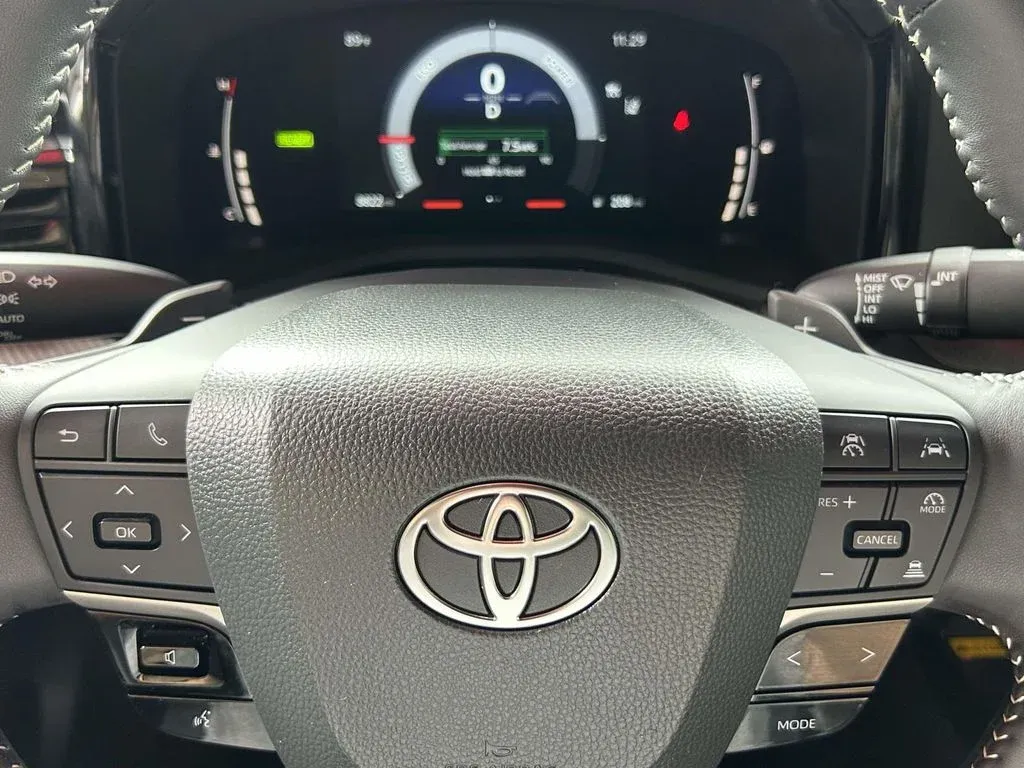 2025 Toyota Camry SE thumbnail 26