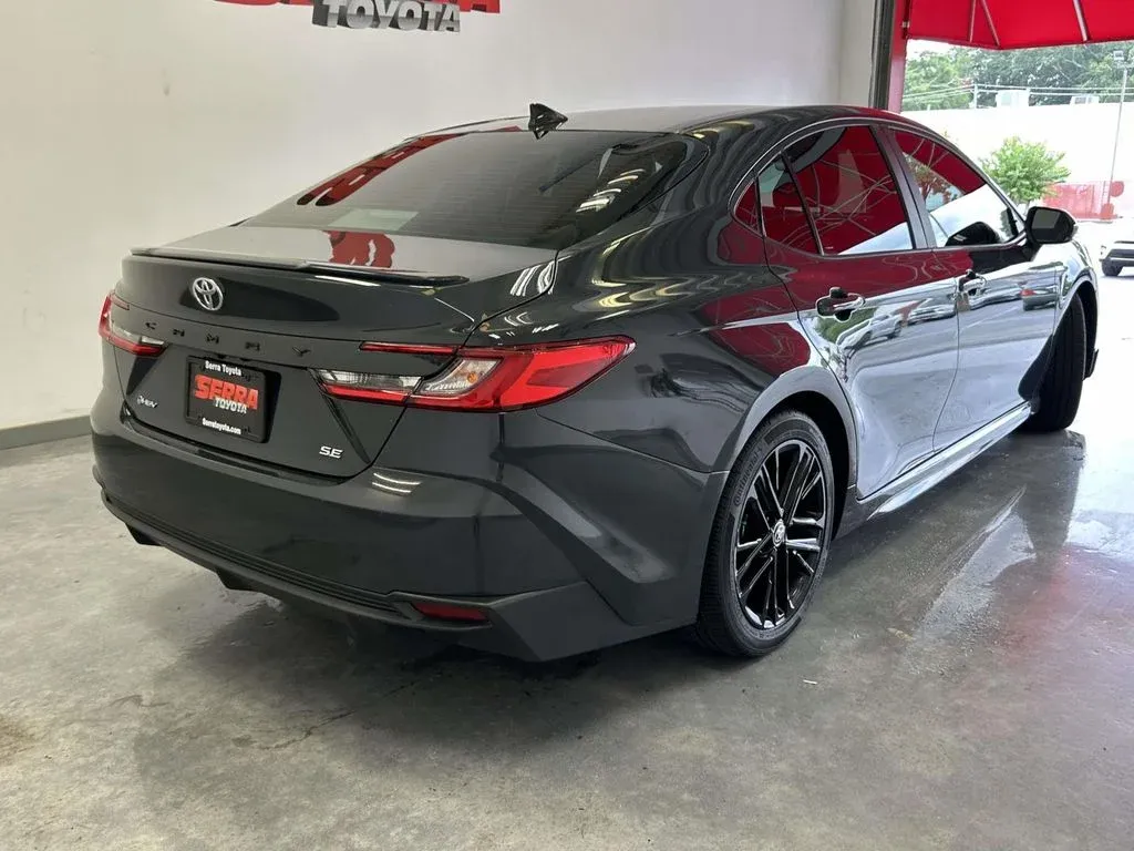 2025 Toyota Camry SE thumbnail 3