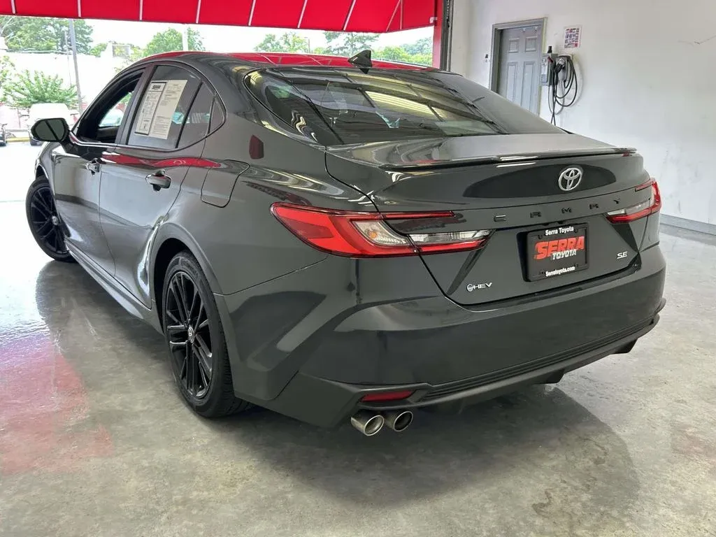 2025 Toyota Camry SE thumbnail 5
