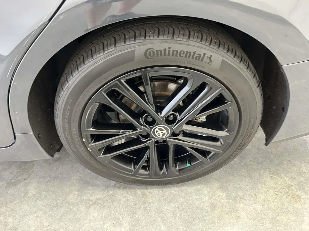 2025 Toyota Camry SE thumbnail 9