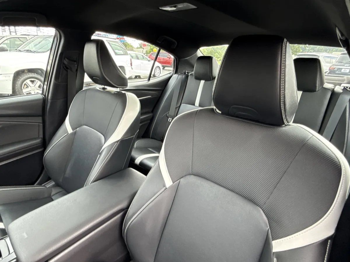 2025 Toyota Camry SE thumbnail 10