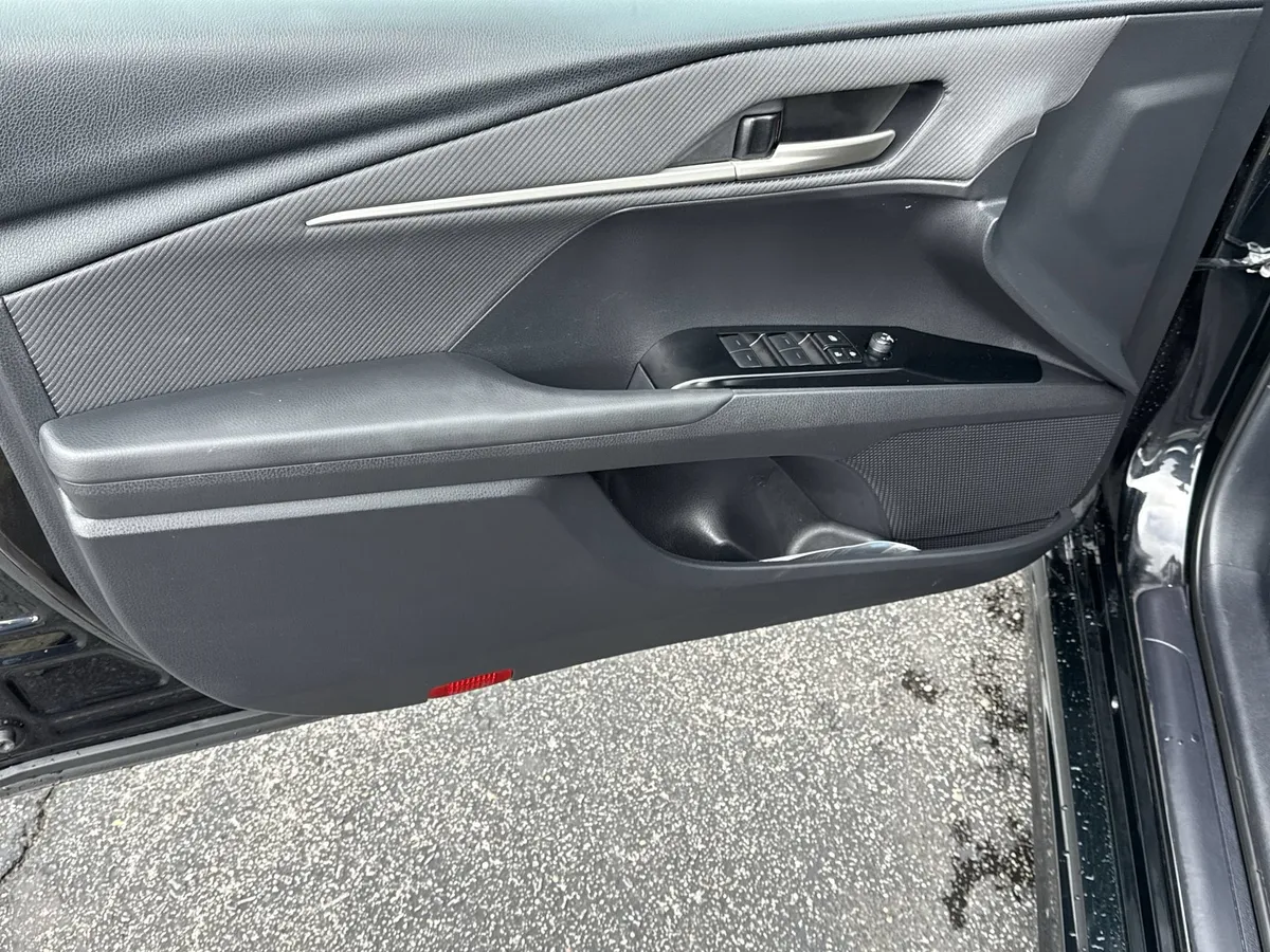 2025 Toyota Camry SE thumbnail 12