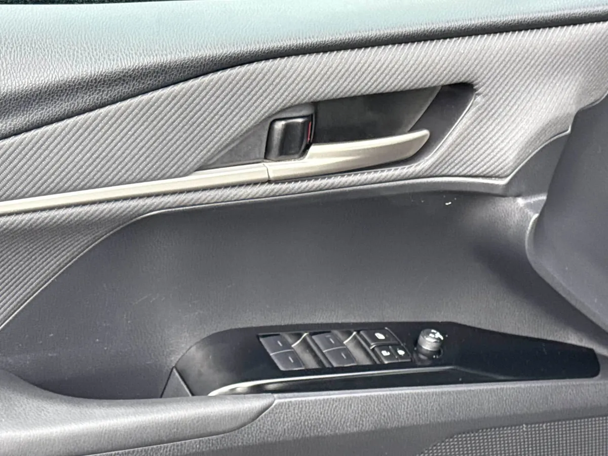 2025 Toyota Camry SE thumbnail 13